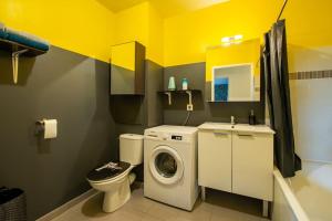 Appartements Amour & Romance l Jacuzzi XXL l Table de massage : photos des chambres