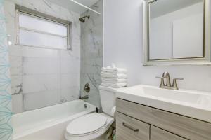 Balcony Deco Apt, w2 QueenBeds, on Ocean Dr Beach