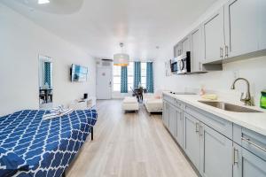 Beachy 1 br, w2 Queen Beds, On Ocean Drive Beach