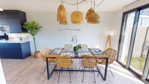 Maisons de vacances Le 44 - Maison familiale - Grand confort - 700m Plages : photos des chambres