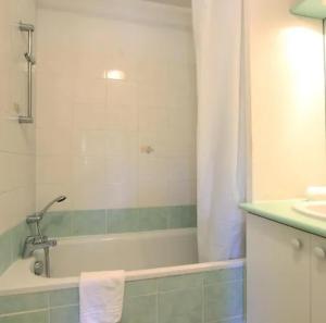 Maisons de vacances Maison calme piscine pinede PMR parking : photos des chambres