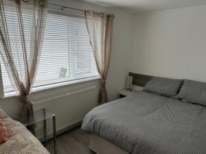 Prestatyn 2-Bed Bungalow Sleeps 5 with Hot Tub