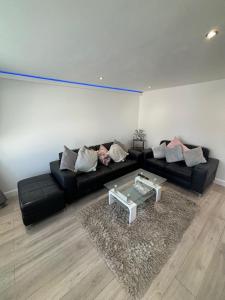 Prestatyn 2-Bed Bungalow Sleeps 5 with Hot Tub