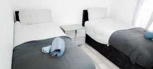 Remaj Service Accommodation, Sleep 7 - Dagenham