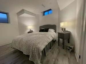 Private modern basement - Aurora