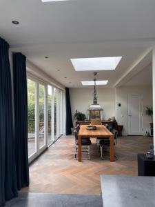 Villa Cosy Central incl Jacuzzi Near trainstation, beach and city