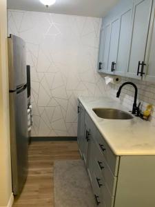 Cozy Centrally-located Condo in Honolulu - 30 day minimum stay