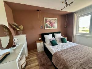 FLH Best View Elegance - Balcony, Free Parking, Bathtub & AC near Coresi Mall