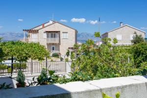 Apartments and rooms with parking space Supetar, Brac - 5658