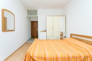 Apartments and rooms with parking space Supetar, Brac - 5658