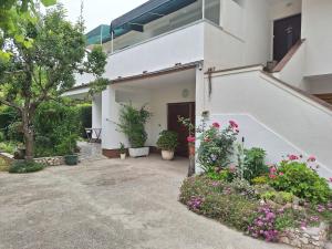 Apartments with a parking space Supetarska Draga - Donja, Rab - 15999 