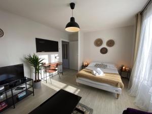 Grand studio calme avec balcon & parking gratuit
