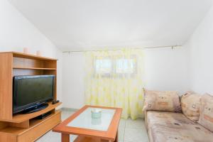 Apartments and rooms with parking space Supetar, Brac - 5658