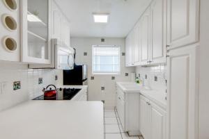 Sunny Ocean Dr Condo, w2 Queen Beds, South Beach