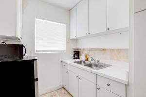 Stylish Ocean Dr Apt w 2 Queen Beds, Across Beach