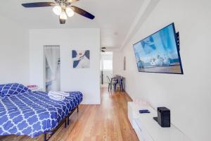 Stylish Ocean Dr Apt w 2 Queen Beds, Across Beach