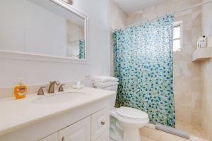 Stylish Ocean Dr Apt w 2 Queen Beds, Across Beach