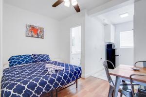 Stylish Ocean Dr Apt w 2 Queen Beds, Across Beach