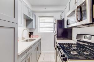 Steps 2 Beach, Prime Ocean Dr Condo w2 Queen Beds