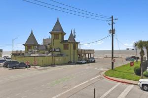 Galvez Oceanview Retreat Walk to Beach or Pleasure Pier