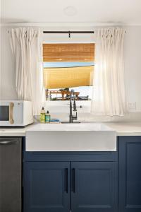 Modern Desert Escape - Fire Pit, BBQ and Design! home