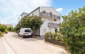 Gorgeous Apartment In Kastel Kambelovac