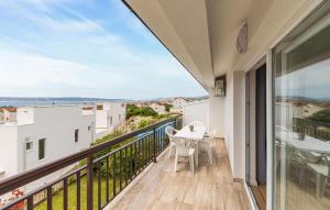 Gorgeous Apartment In Kastel Kambelovac