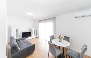 Gorgeous Apartment In Kastel Kambelovac