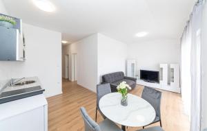 Gorgeous Apartment In Kastel Kambelovac