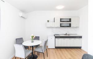 Gorgeous Apartment In Kastel Kambelovac