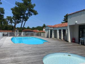 Maisons de vacances Longeville-sur-Mer - Pavillon 4 pers, a 850m de la plage, piscine commune - FR-1-336-108 : photos des chambres
