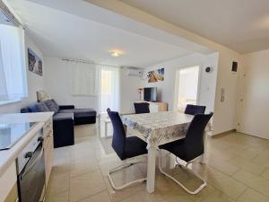 Apartments with parking space Baska, Krk - 18873