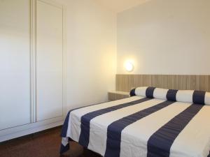 Casa con Jardín a 100m de la Playa de la Farella, Wifi y Garaje Privado - ES-228-175