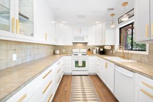 Moonbeam Mountain - Stylish Home withPrivate Boulders Hot Tub! home