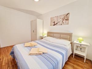 Apartments with parking space Baska, Krk - 19201