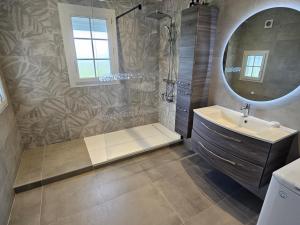 Maisons de vacances Maison Plain-Pied a Royan: 3 Chambres, Terrasse, Proche Plages, Calme sur Terrain de 500 m² - FR-1-71-106 : photos des chambres