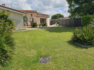 Maisons de vacances Maison Plain-Pied a Royan: 3 Chambres, Terrasse, Proche Plages, Calme sur Terrain de 500 m² - FR-1-71-106 : Maison de Vacances