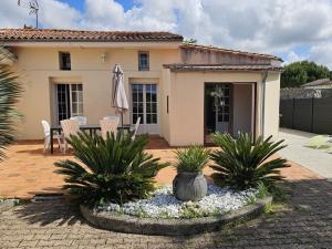 Maisons de vacances Maison Plain-Pied a Royan: 3 Chambres, Terrasse, Proche Plages, Calme sur Terrain de 500 m² - FR-1-71-106 : photos des chambres