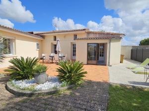 Maisons de vacances Maison Plain-Pied a Royan: 3 Chambres, Terrasse, Proche Plages, Calme sur Terrain de 500 m² - FR-1-71-106 : photos des chambres