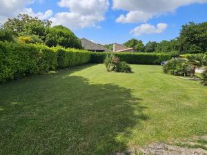 Maisons de vacances Maison Plain-Pied a Royan: 3 Chambres, Terrasse, Proche Plages, Calme sur Terrain de 500 m² - FR-1-71-106 : photos des chambres