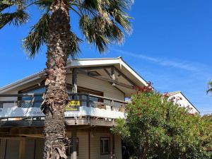 Chalet Spacieux et Confortable à 250m de la Plage avec Wifi et Terrasse à Gruissan - FR-1-784-29