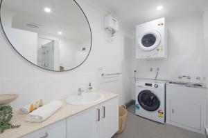 Beach Stay Scarborough - Bonus Single Bed - Pool with Slide