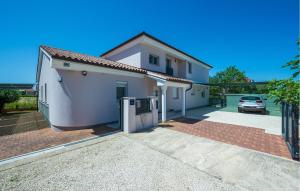 2 Bedroom Lovely Apartment In Valbandom