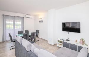 2 Bedroom Lovely Apartment In Valbandom