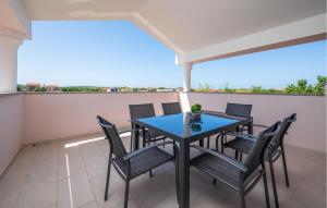 2 Bedroom Nice Apartment In Valbandom