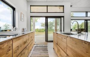 3 Bedroom Pet Friendly Home In Glesborg