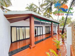 Crest wave beach home stay