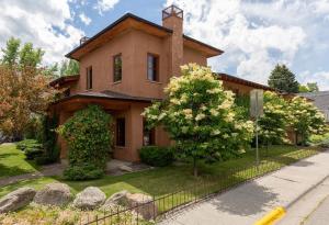 This Deluxe Colonial 4--Bedroom Home Offers The Best Of Bozeman! - 4hvězdičkové hotely ve městě Bozeman