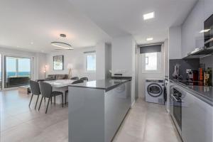 Modern & bright apart sea view