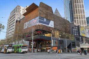 Callie-2B2B-FreeWifi-StunningView-Next To Skybus